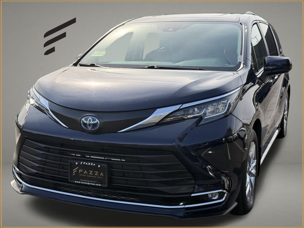 2022 Toyota Sienna XLE's photo