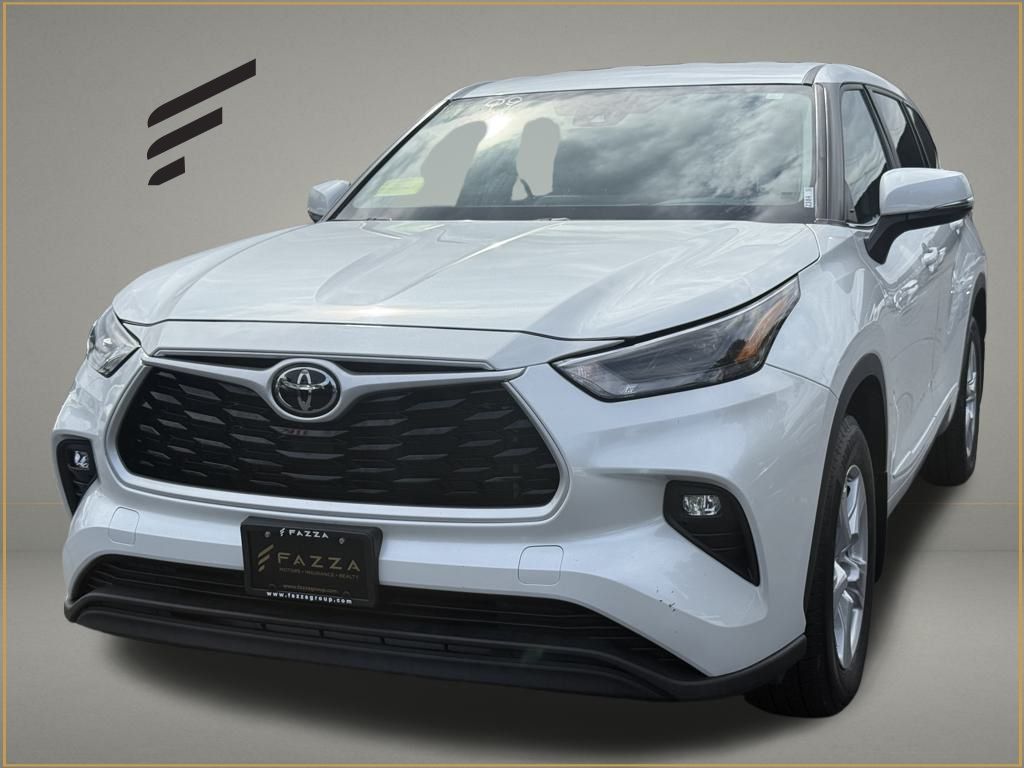 2023 Toyota Highlander LE's photo