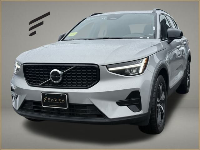 2024 Volvo XC40 Core's photo