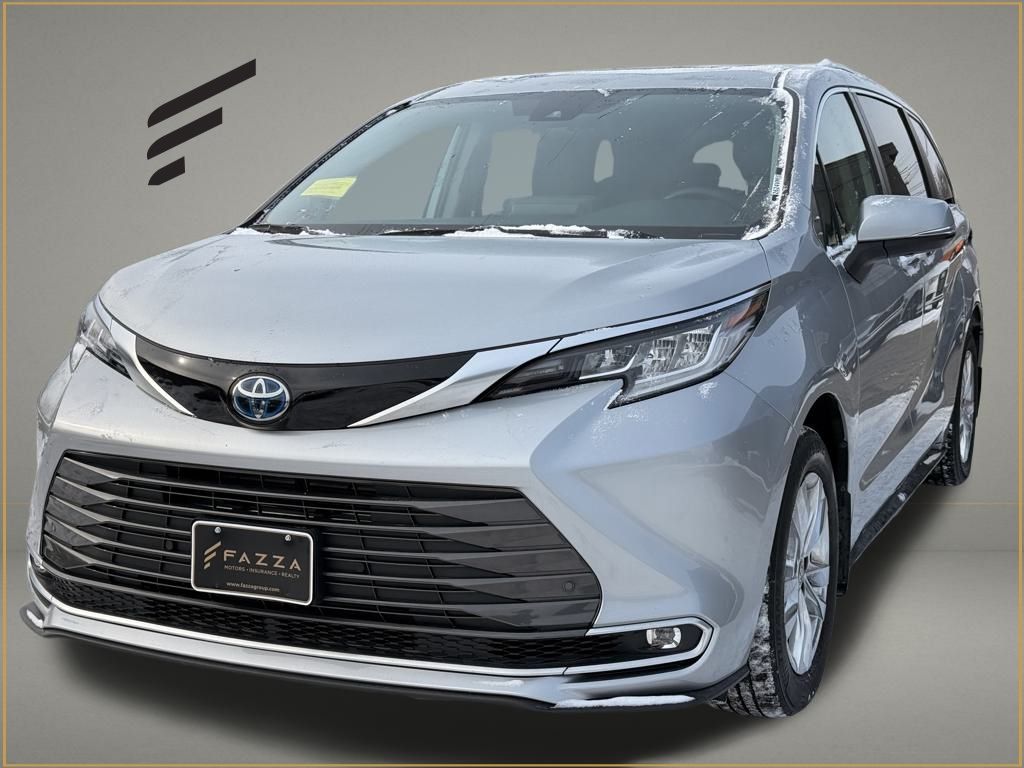 2023 Toyota Sienna Limited's photo