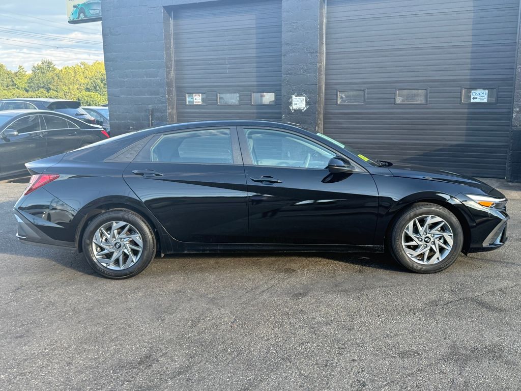 2024 Hyundai Elantra SEL - Photo 11